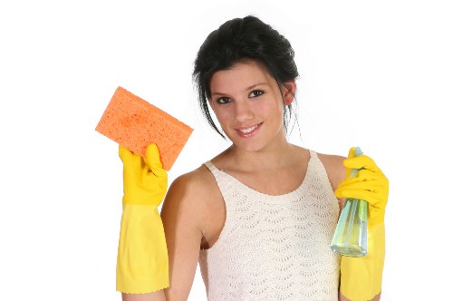 Bathroom deep cleaning during move out cleaning process